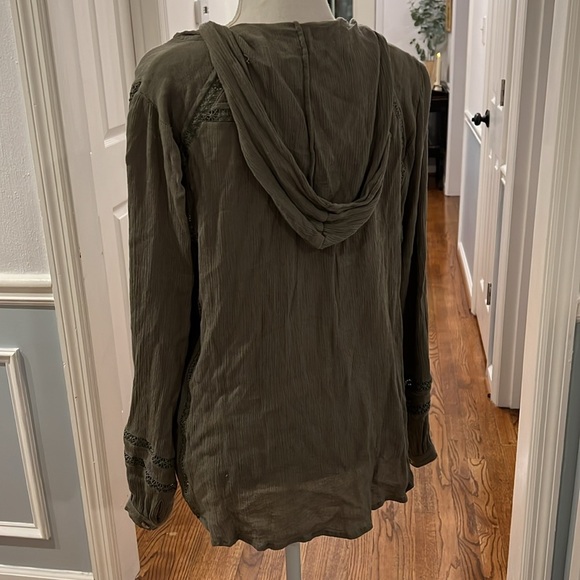 LIKE NEW ARMY GREEN LONG SLEEVE LOOSE BLOUSE WITH HOOD - SIZE SMALL - Picture 6 of 8